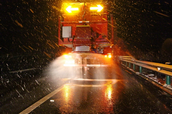 大風降雪，馬巢高速除雪撒布機緊張作業.jpg