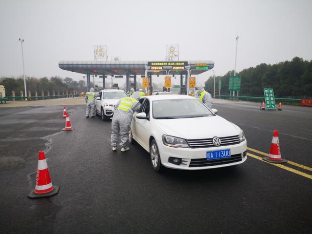 省交控集團全面打響以“高速公路收費站、服務區和客運站場” 等為主戰場的疫情防控阻擊戰。_調整大小.jpg