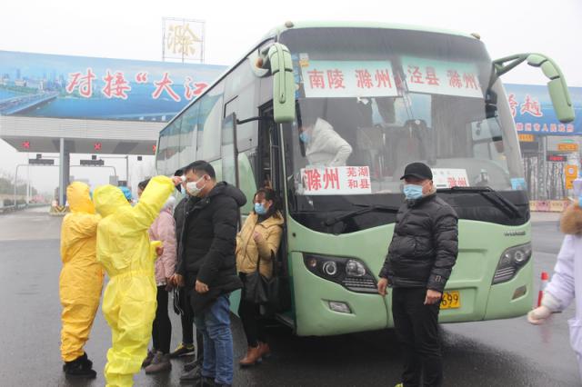 所轄收費站、服務區配合當地政府設立衛生檢疫站點，全力配合做好疫情檢疫工作。_調整大小.JPG