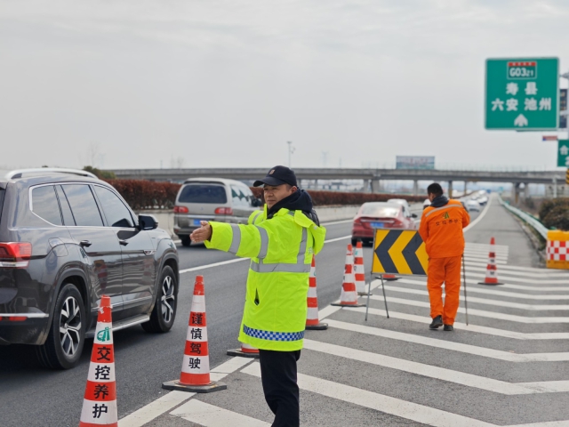 2月16日，淮南處壽縣分中心法務理賠員吳湖為積極應對返程流量高峰，在毛集樞紐處疏導車輛.jpg